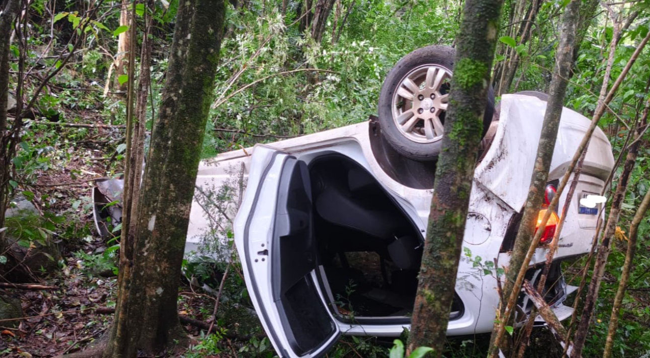 Motorista fica ferida após saída de pista e capotamento na BR-158