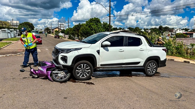 Motociclista fica ferida em colisão com camionete no Bairro São Luiz