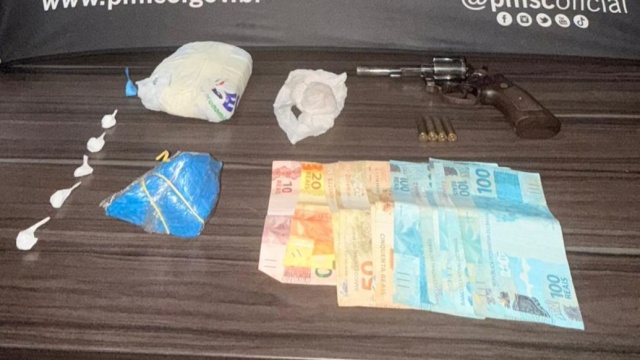 Polícia flagra tráfico de drogas e prende três pessoas