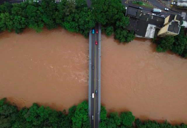SC registra duas mortes e 17 municípios em situação de emergência após fortes chuvas