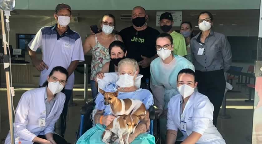 Paciente em cuidados paliativos revê cachorrinhos de estimação