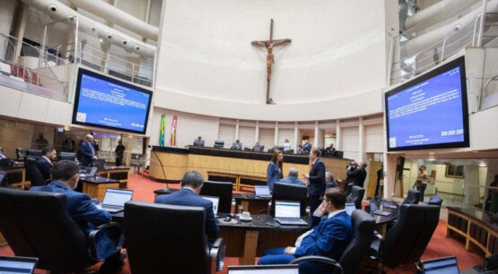 Alesc aprova projeto que garante acompanhante a crianças em atendimentos médicos