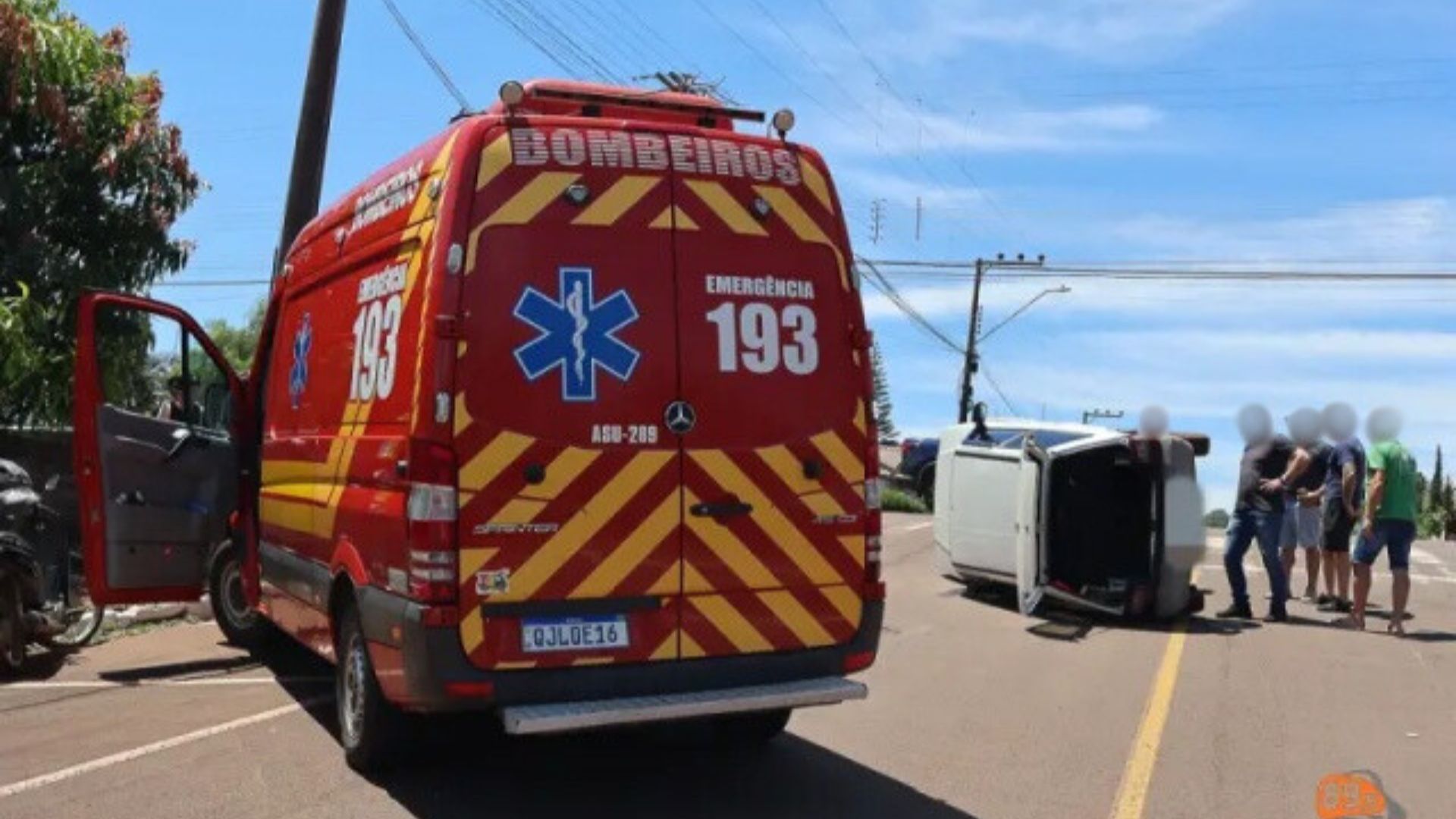 Carro capota após colisão no centro da cidade