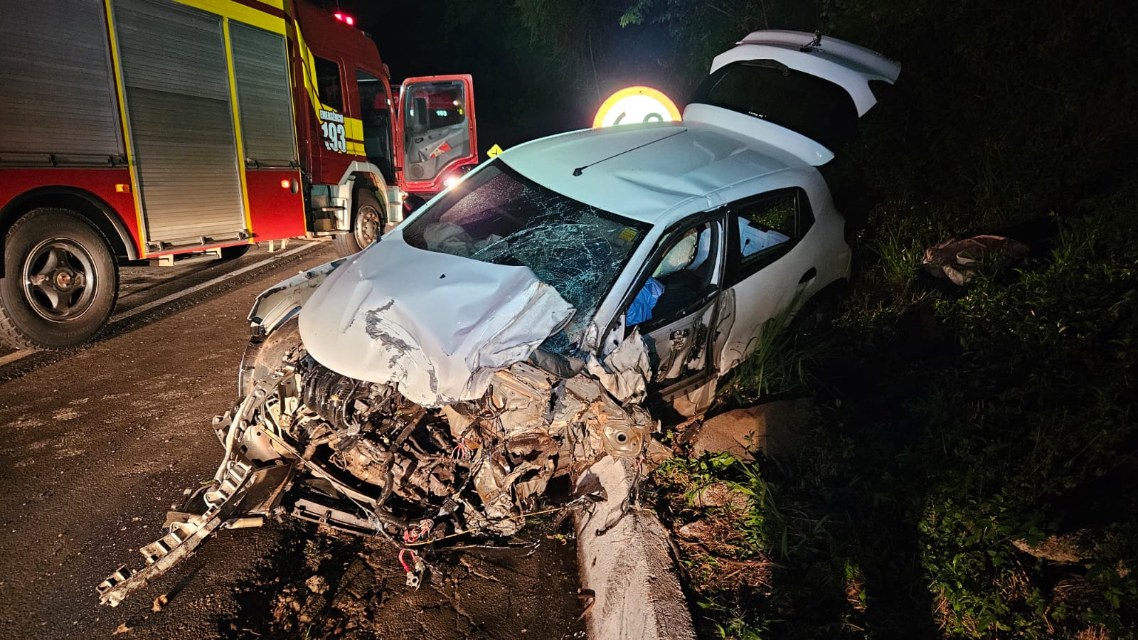 Grave colisão entre carro e caminhão mobiliza Bombeiros na BR-282, entre Chapecó e Cordilheira Alta