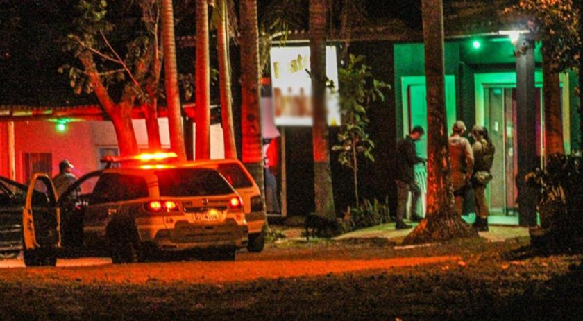 Homem é preso depois de causar confusão em boate e agredir garota de programa