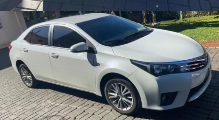 Toyota Corolla é roubado à luz do dia em lava car