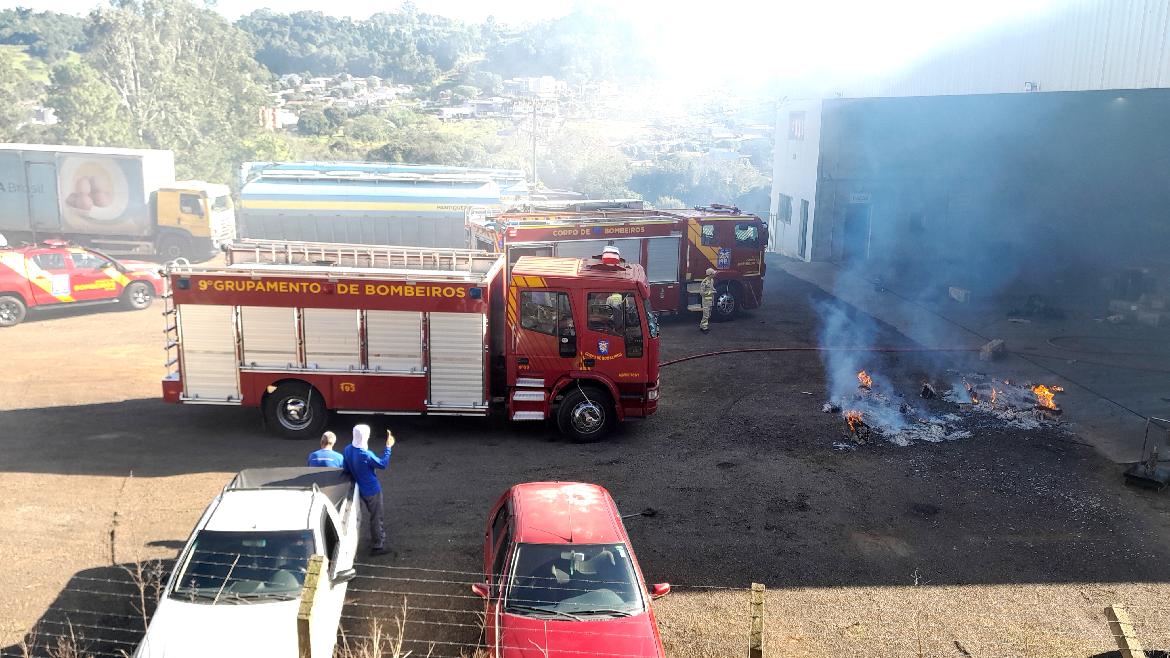 Princípio de incêndio em embalagens mobiliza guarnições do Corpo de Bombeiros