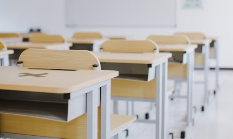 Aluno de 15 anos tenta agredir professor dentro de escola estadual