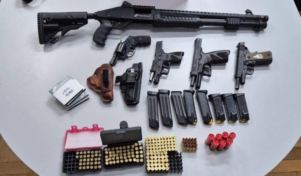 Polícia Civil apreende armas e munições na casa de investigado