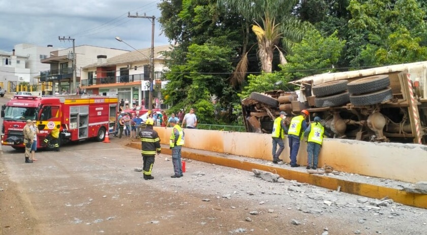 Pedestre morre após ser atingido por caminhão desgovernado