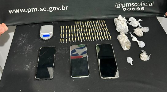 PM apreende adolescente, prende dois homens e encontra drogas, munições e balança de precisão