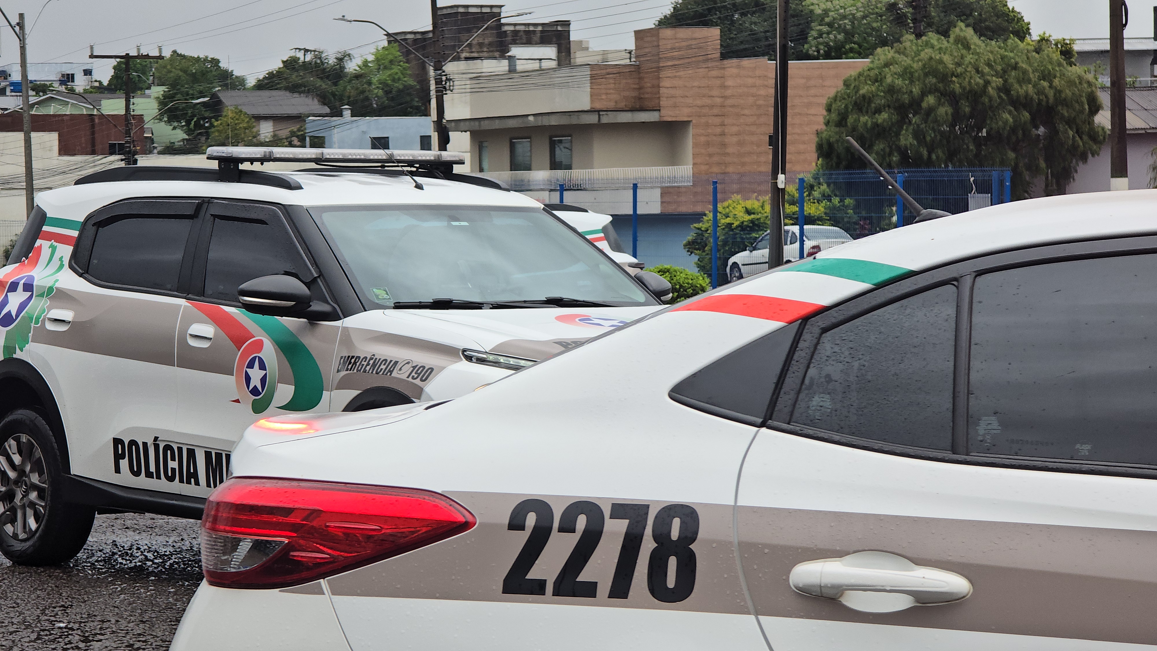 Caminhonete furtada é recuperada e homem é preso com documentos falsos