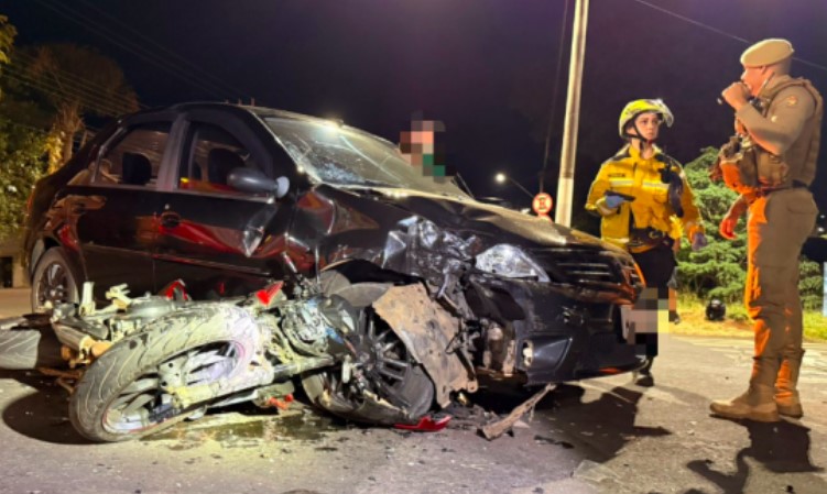 Motociclista fica ferido após colisão