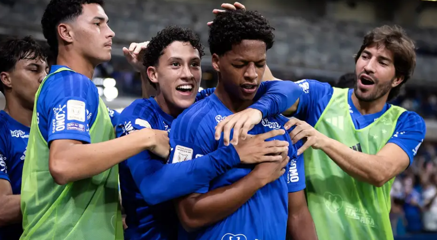 Cruzeiro vence São Paulo e entra no G-4 do Brasileirão
