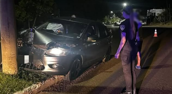 Veículo colide contra poste de iluminação