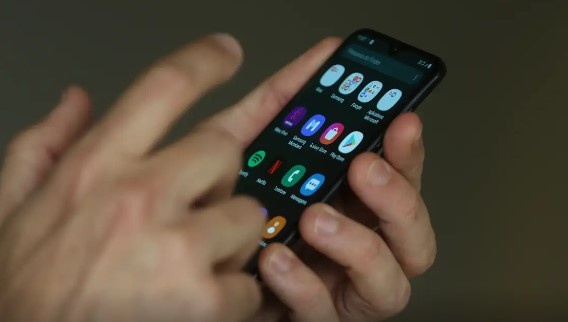 Oito em cada dez adultos defendem a proibição de celulares em escolas