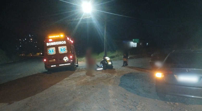 Pedras soltas na pista ocasionam queda de motocicleta na entrada do bairro Jardim Vale do Capanema