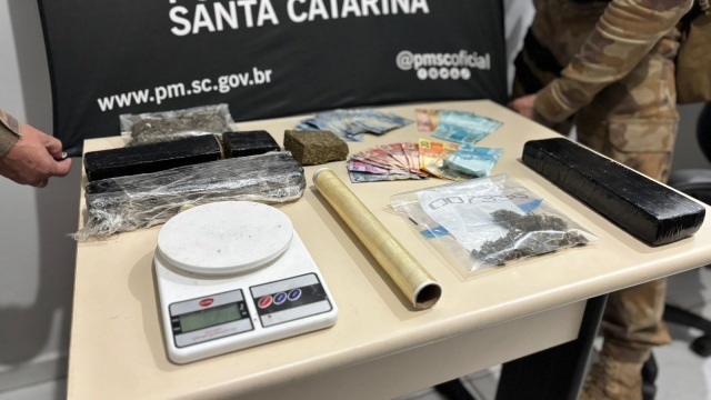 Trio é preso por tráfico de drogas e PM apreende 3 kg de maconha