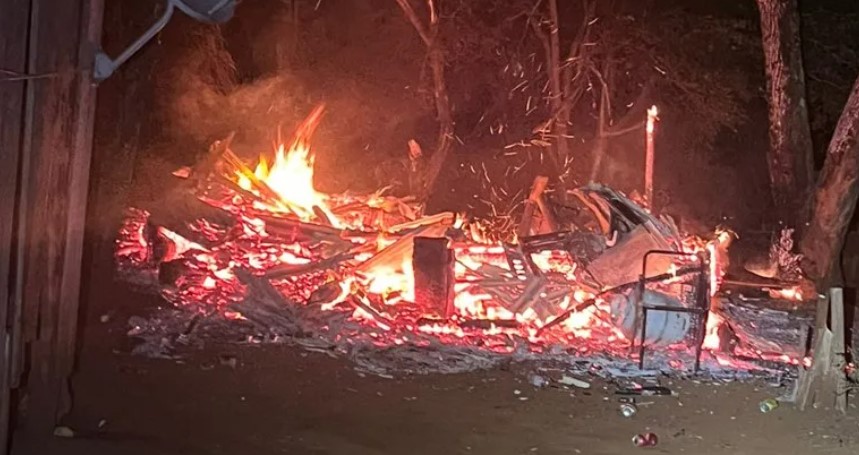 Rapaz é preso após agredir o avô e atear fogo em sua casa