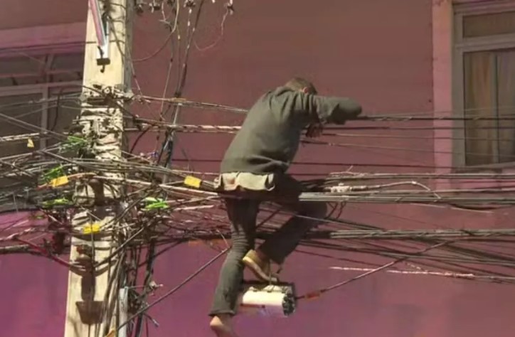 Homem precisa ser resgatado após ficar preso ao tentar furtar fios