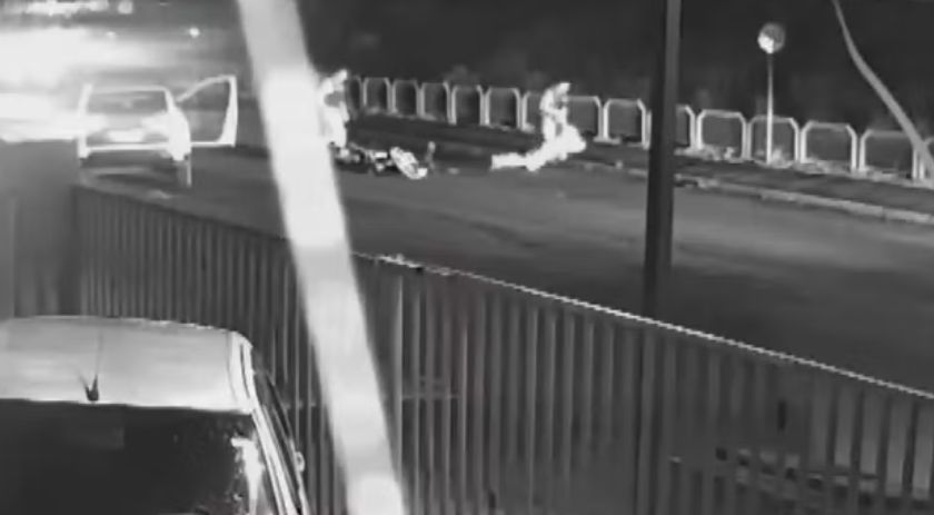 Viatura invade pista contrária, acerta moto e policiais agridem motociclista