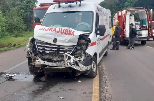 Ambulância de Descanso que levava paciente se envolve em acidente com três caminhões