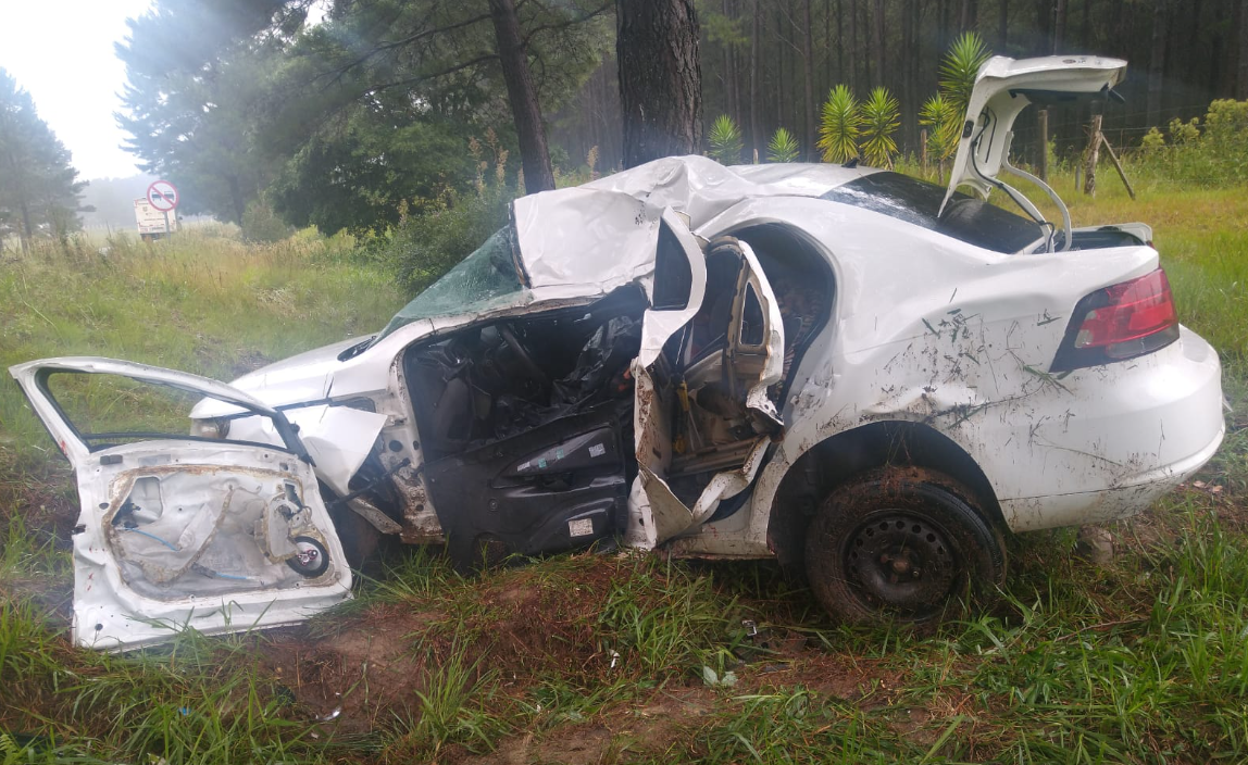 Homem morre após carro sair da pista e atingir árvore