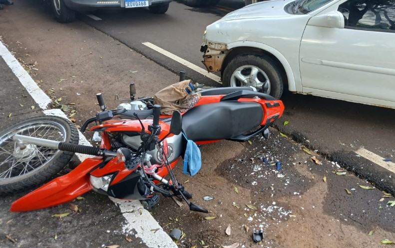 Colisão entre moto e carro deixa duas pessoas feridas