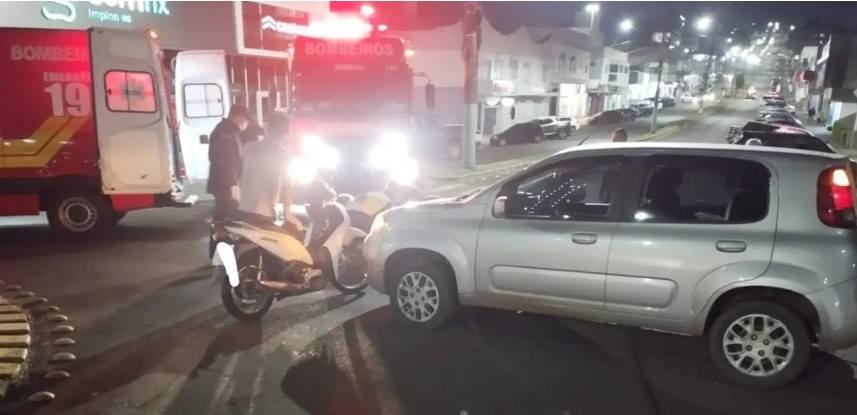 Colisão entre carro e moto deixa jovem ferida