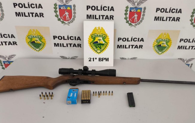 Homem é preso com rifle, muita munição e ave silvestre