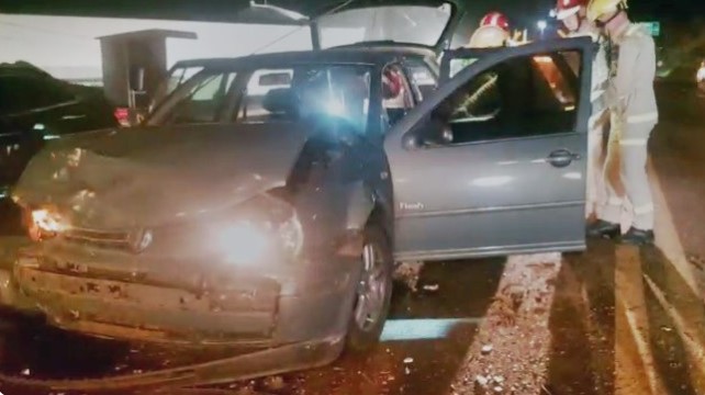 Homem fica ferido em colisão entre caminhonete e carro na PR-483