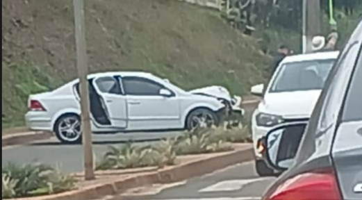 Motorista fica ferido após colidir veículo contra poste
