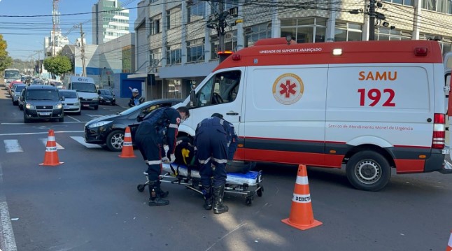Colisão entre carro e moto deixa mulher ferida na área central
