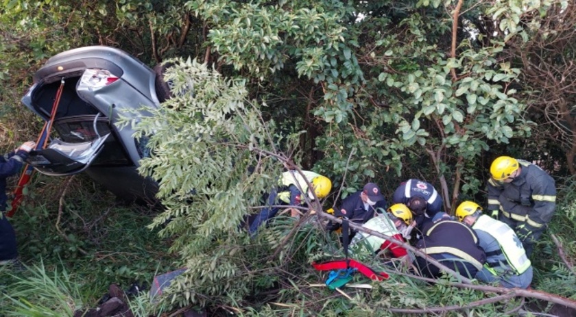 Saída de pista seguida de capotamento deixa um ferido na BR 163
