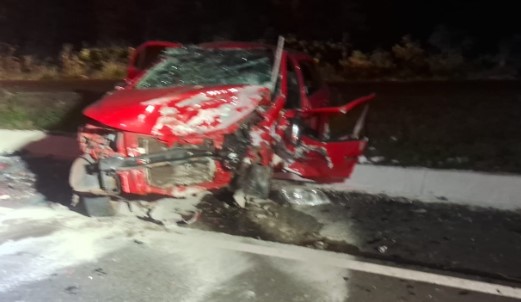 Colisão frontal entre dois carros mata motorista e deixa quatro feridos