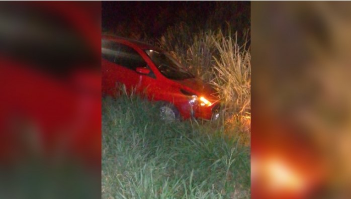 Colisão entre carro e caminhão na BR-163 mobiliza bombeiros; vítimas recusam atendimento