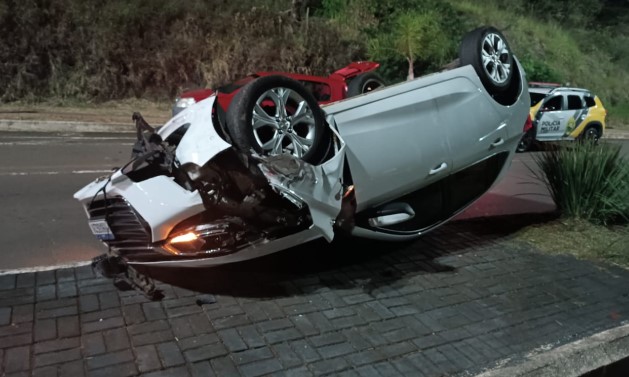 Veículo capota após colidir em outro estacionado no Prolongamento da Júlio Assis