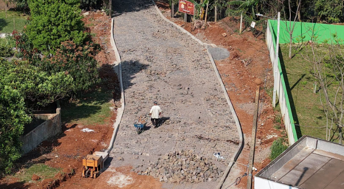Obra de calçamento avança no acesso à Rua Carmelito de Souza