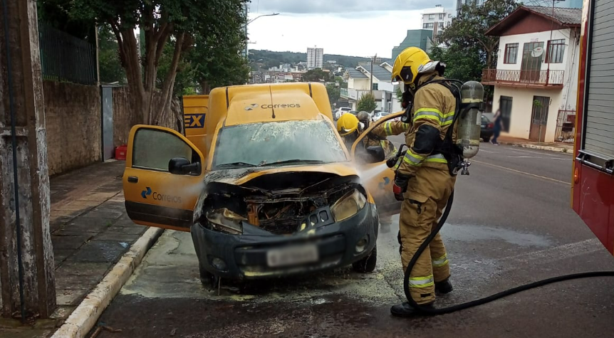 Incêndio atinge motor de veículo dos Correios no Oeste catarinense