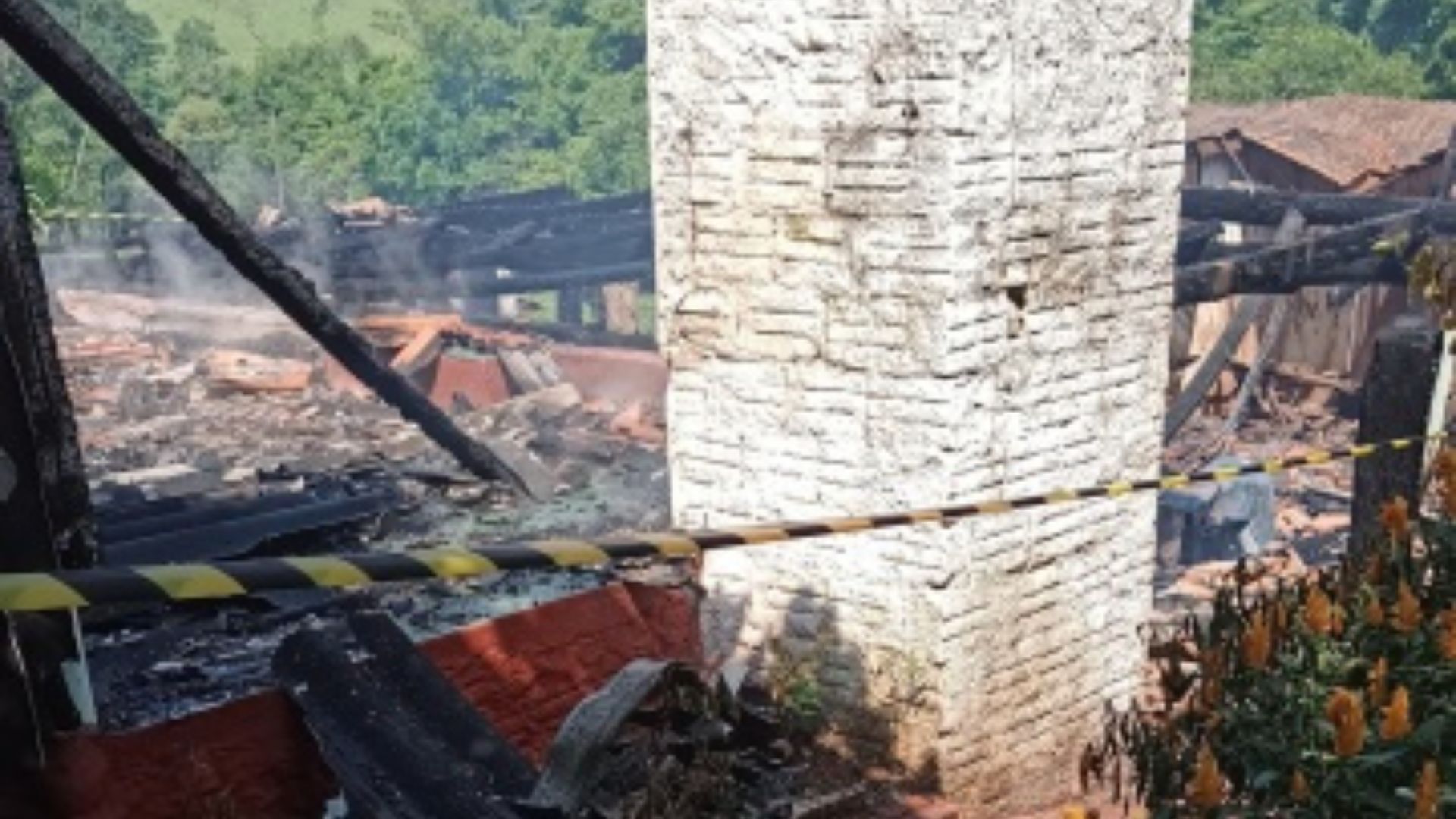 Incêndio destrói residência no interior de Riqueza