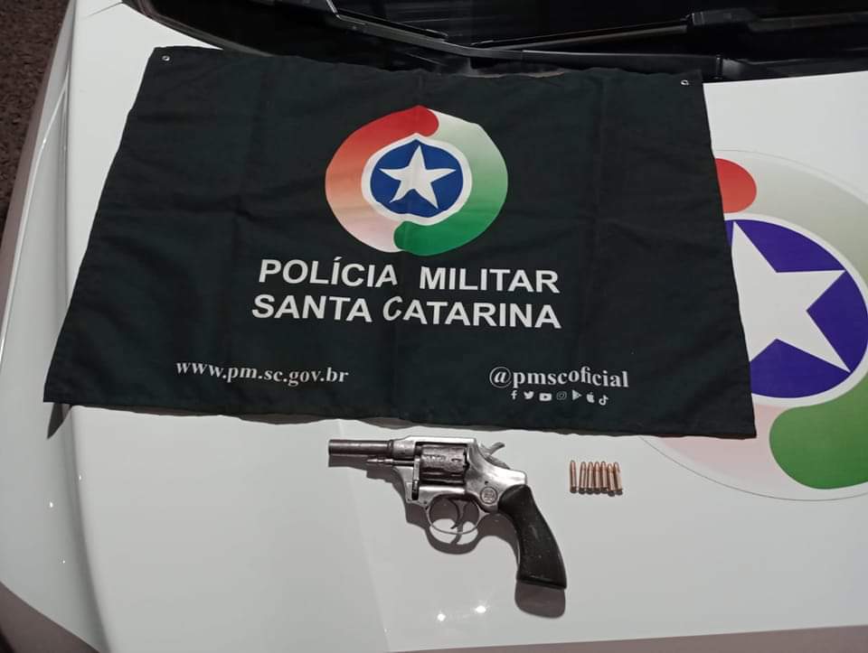 Polícia Militar prende homem por porte ilegal de arma de fogo