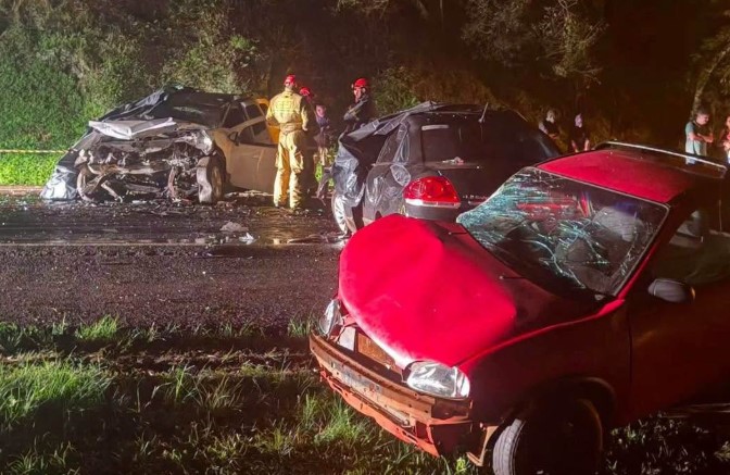 Duas pessoas morrem após acidente envolvendo seis veículos na BR-277