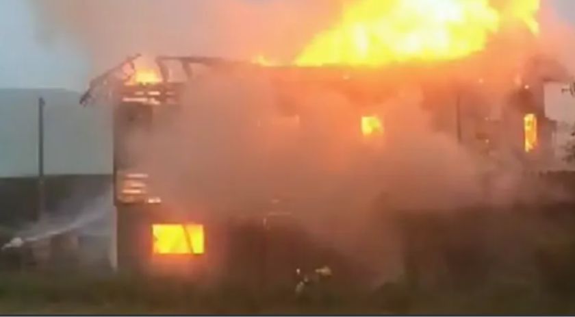 Mulher tem casa incendiada por ex-namorado, homem jogou gasolina nela e a ameaçou com faca, diz polícia