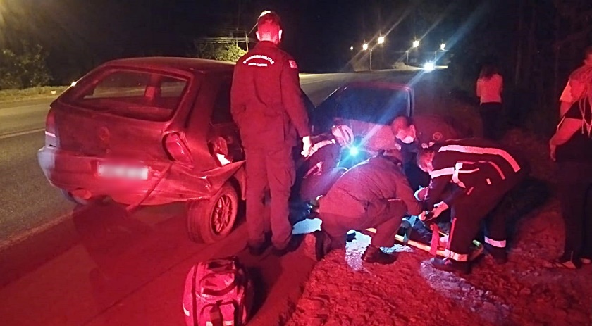 Mulher fica ferida em colisão traseira na Serra do BNH