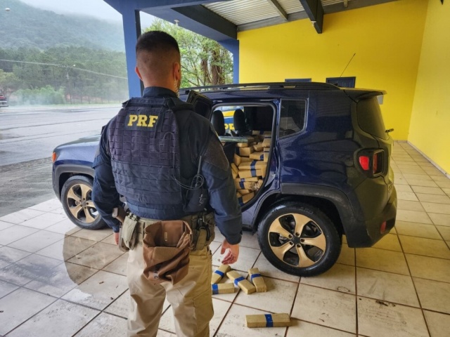 PRF realiza apreensão mais de 700 kg de maconha e recupera carro roubado em SC