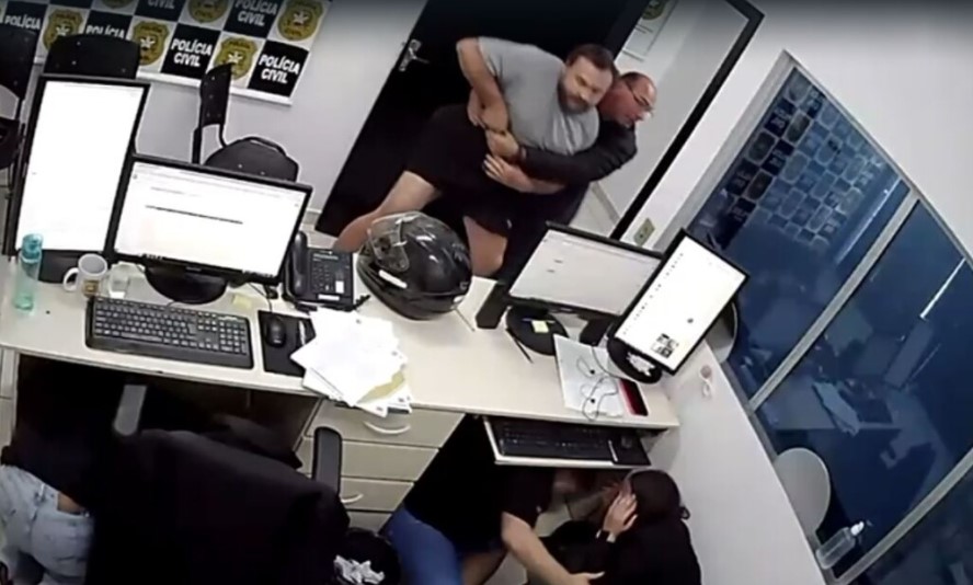 Homem é detido após sacar arma de fogo dentro da delegacia em SC