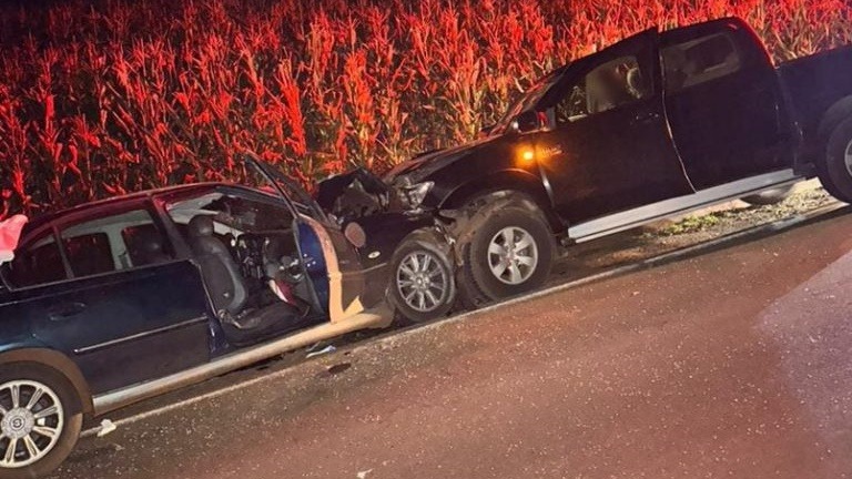 Duovizinhenses ficam feridos após colisão frontal entre carro e caminhonete na PR-281