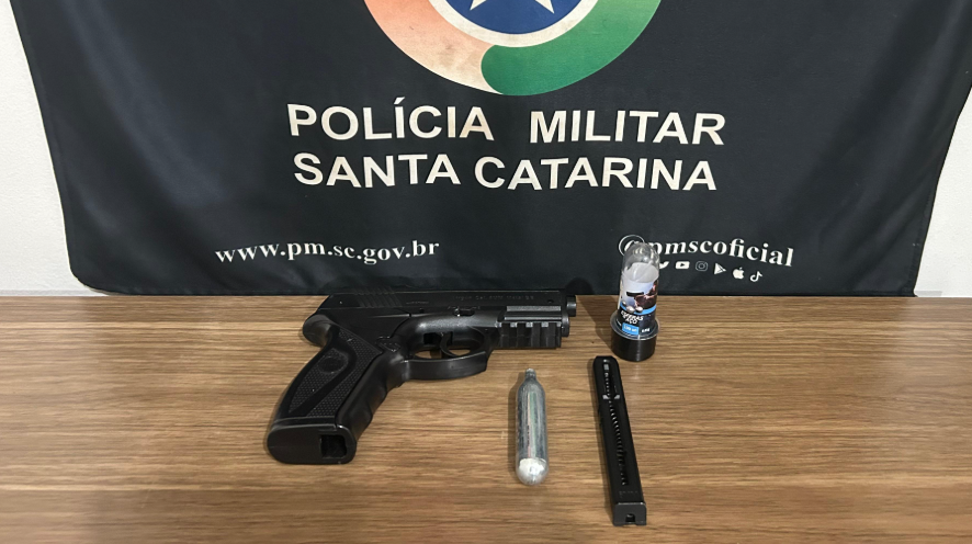 Jovem é flagrado com simulacro de arma de fogo após denúncia de ameaça