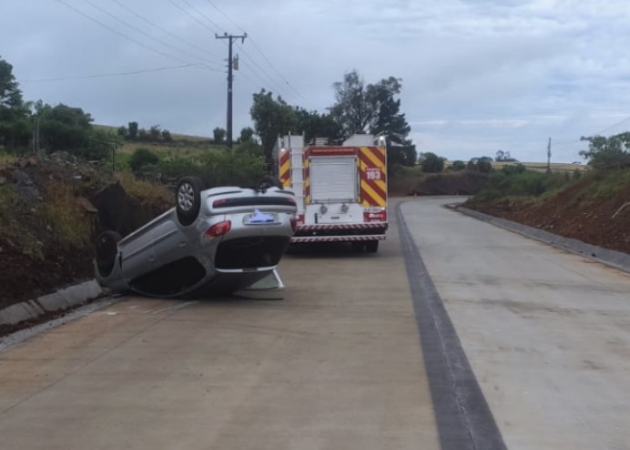 Carro sai da pista, capota e motorista fica ferido na SC-305