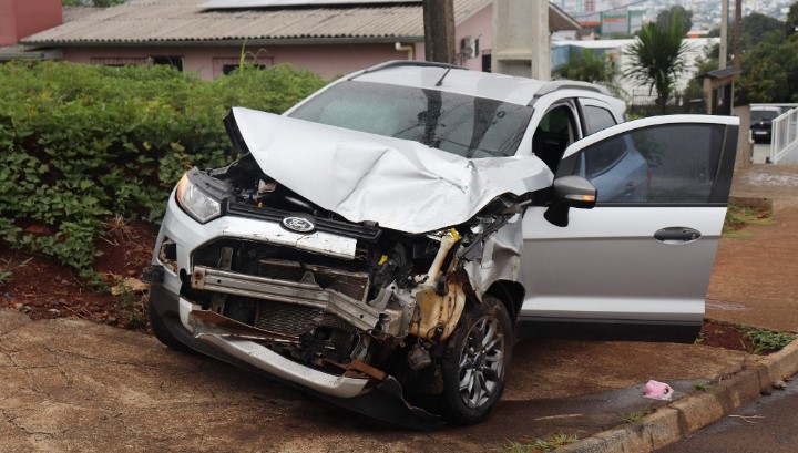 Acidente entre carro e ônibus deixa idosa ferida